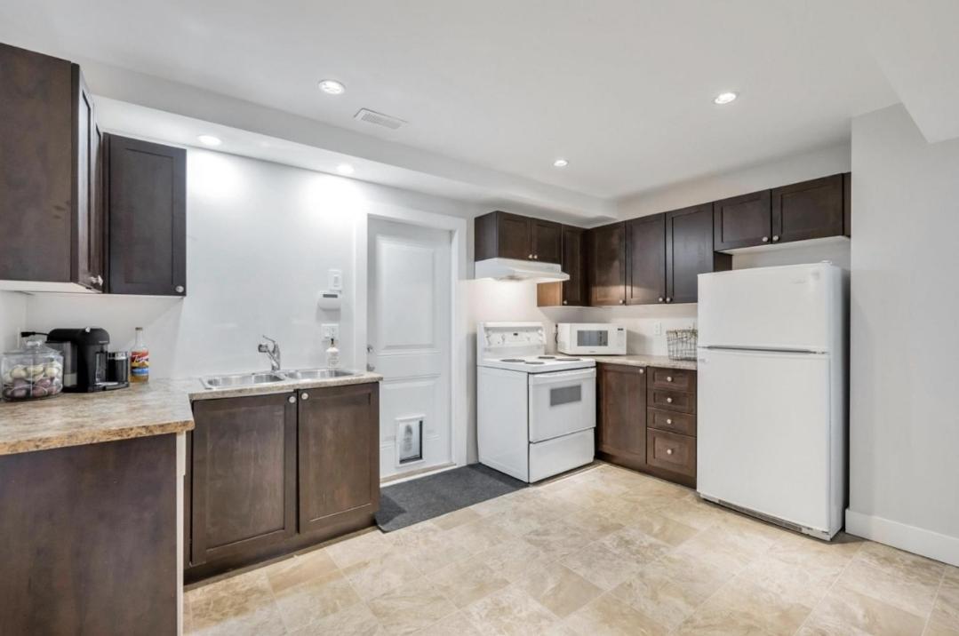 Private 1 Bedroom In Brookswood Лэнгли Экстерьер фото