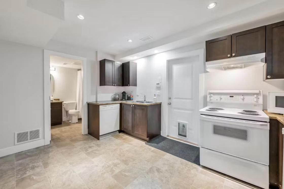 Private 1 Bedroom In Brookswood Лэнгли Экстерьер фото